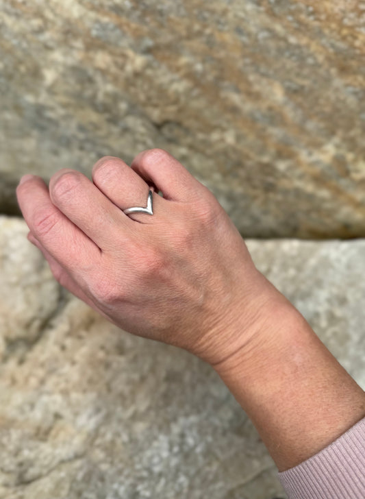 Simple Pointed Band - Size 6 3/4